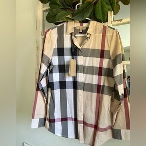 Woman Burberry Cream and Black Boxy Button Down Shirt

Never worn / with tags